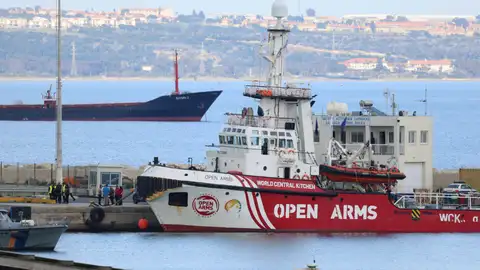 El barco de las ONG Open Arms y World Central Kitchen (WCK) en el puerto de Larnaca, Chipre El barco de las ONG Open Arms y World Central Kitchen (WCK) en el puerto de Larnaca, Chipre