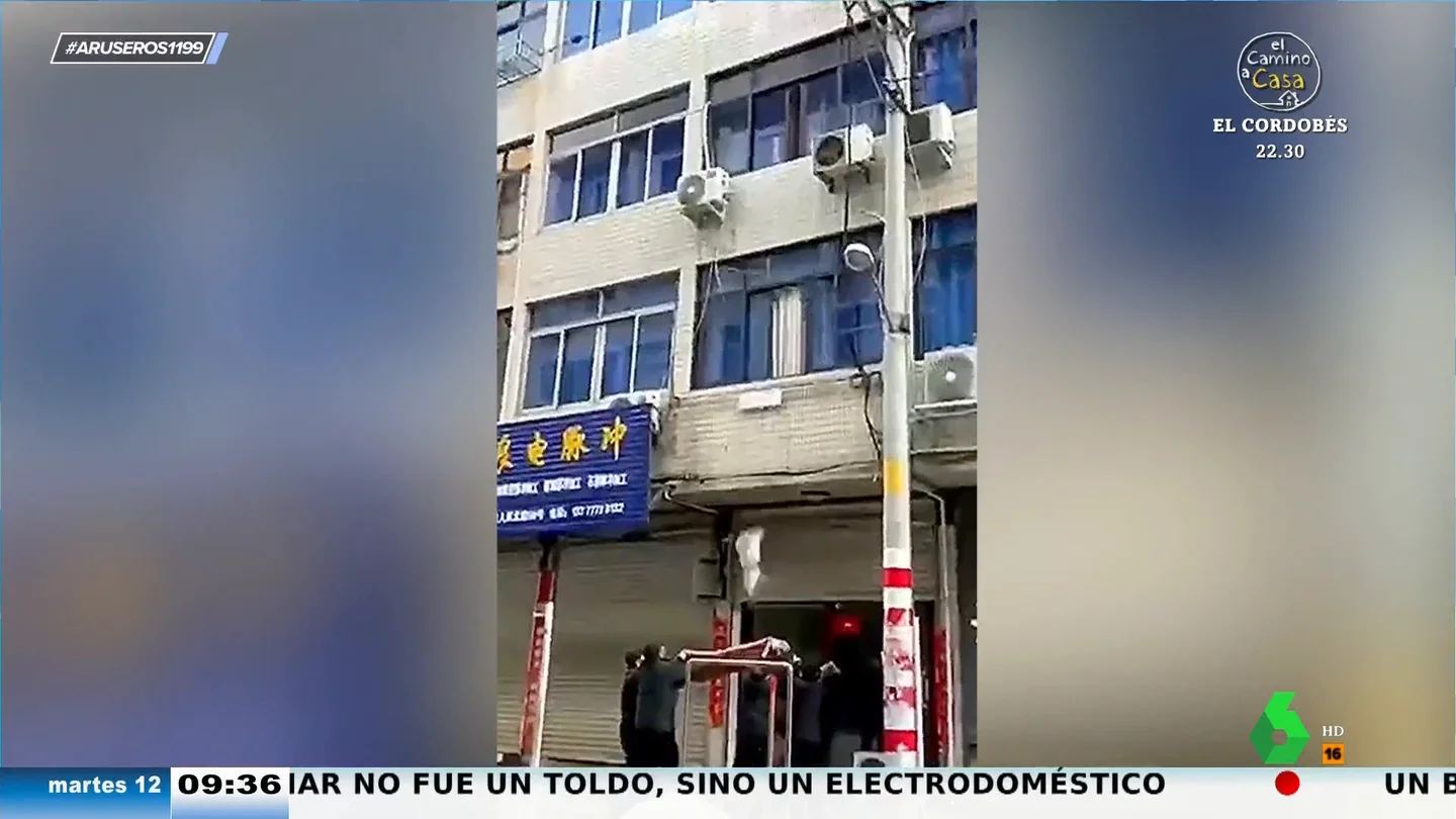Una madre lanza a su bebé por la ventana para salvarle de un incendio en su piso Una madre lanza a su bebé por la ventana para salvarle de un incendio en su piso