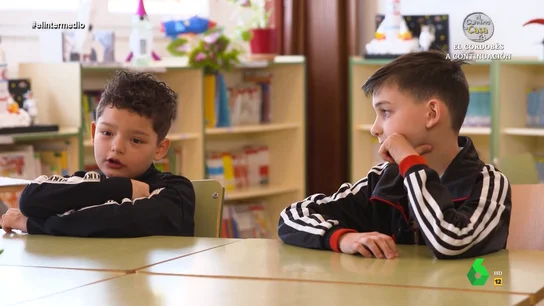 La confesión de un niño a Thais Villas: "Antes no me gustaba tener hijos, pero ahora le estoy cogiendo el rumbillo" Thais Villas conversa con los niños y niñas de un colegio sobre la paternidad. ¿Quieren tener hijos algún día? ¿Creen que es difícil cuidarlos? ¿Cómo se portan ellos? Sus divertidas respuestas a estas y otras preguntas, en este vídeo de El Intermedio.