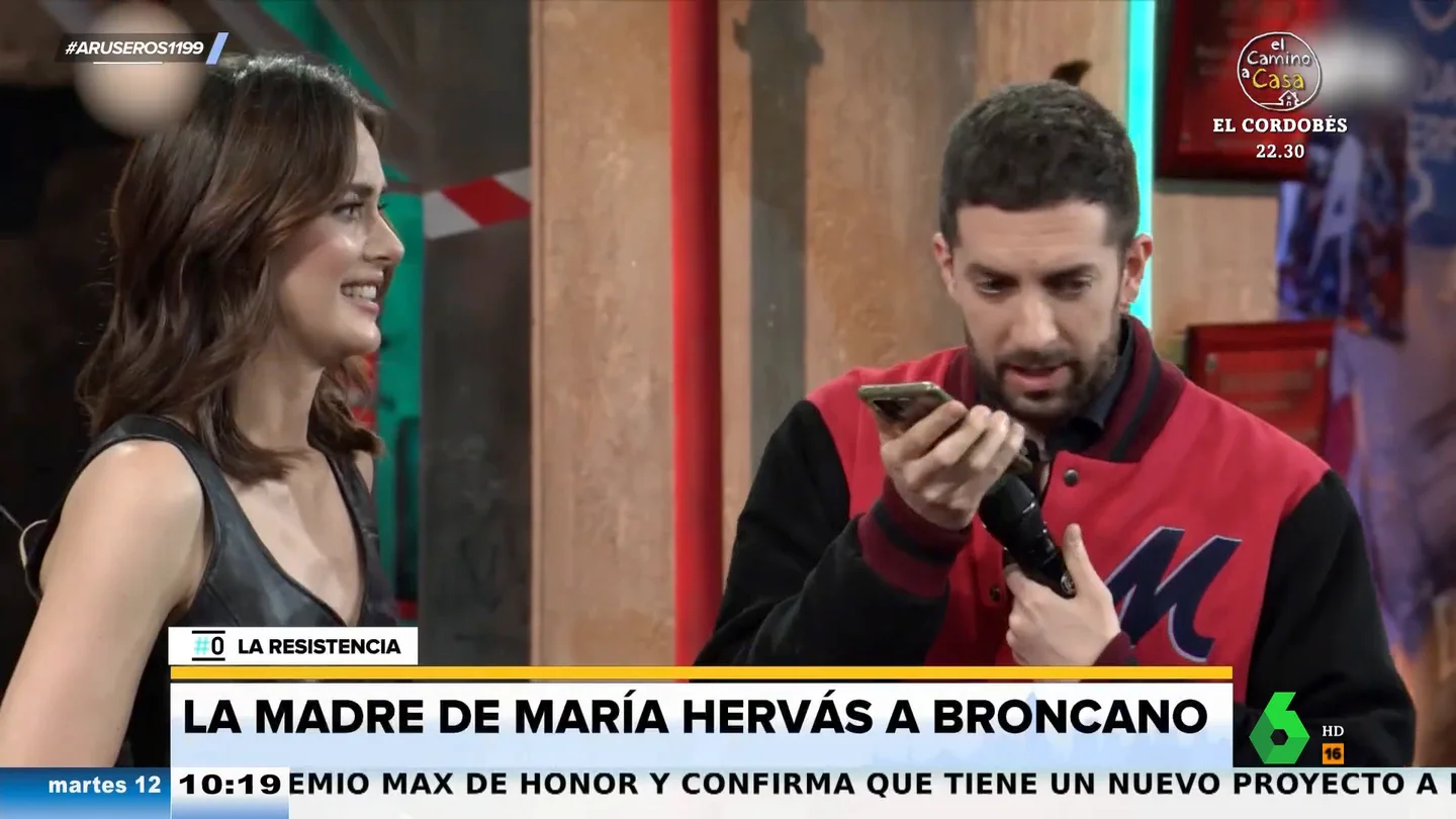 La tensa llamada de la madre de María Hervás con David Broncano que arrasa en redes: "Pero, ¿tú quién eres?" La tensa llamada de la madre de María Hervás con David Broncano que arrasa en redes: "Pero, ¿tú quién eres?"