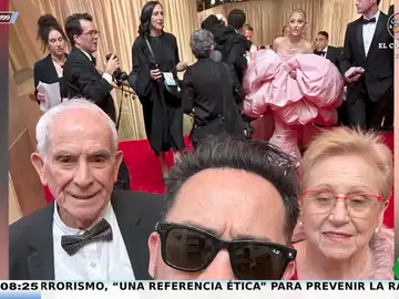 El divertido vídeo viral del hermano de Bayona en el interior de los Oscar: &quot;¡El selfie de mis padres con Ariana Grande!&quot;
