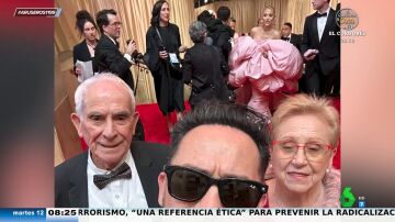 El divertido vídeo viral del hermano de Bayona en el interior de los Oscar: "¡El selfie de mis padres con Ariana Grande!"