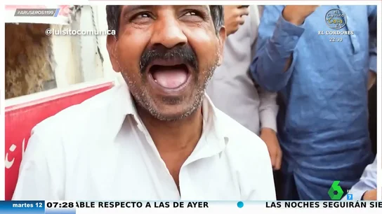 Un youtuber mexicano visita a los otorrinos y dentistas callejeros de Pakistán: "Él presume de que no tiene dientes" Un youtuber mexicano visita a los otorrinos y dentistas callejeros de Pakistán: "Él presume de que no tiene dientes"