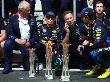 Helmut Marko, Max Verstappen, Christian Horner y Sergio Pérez