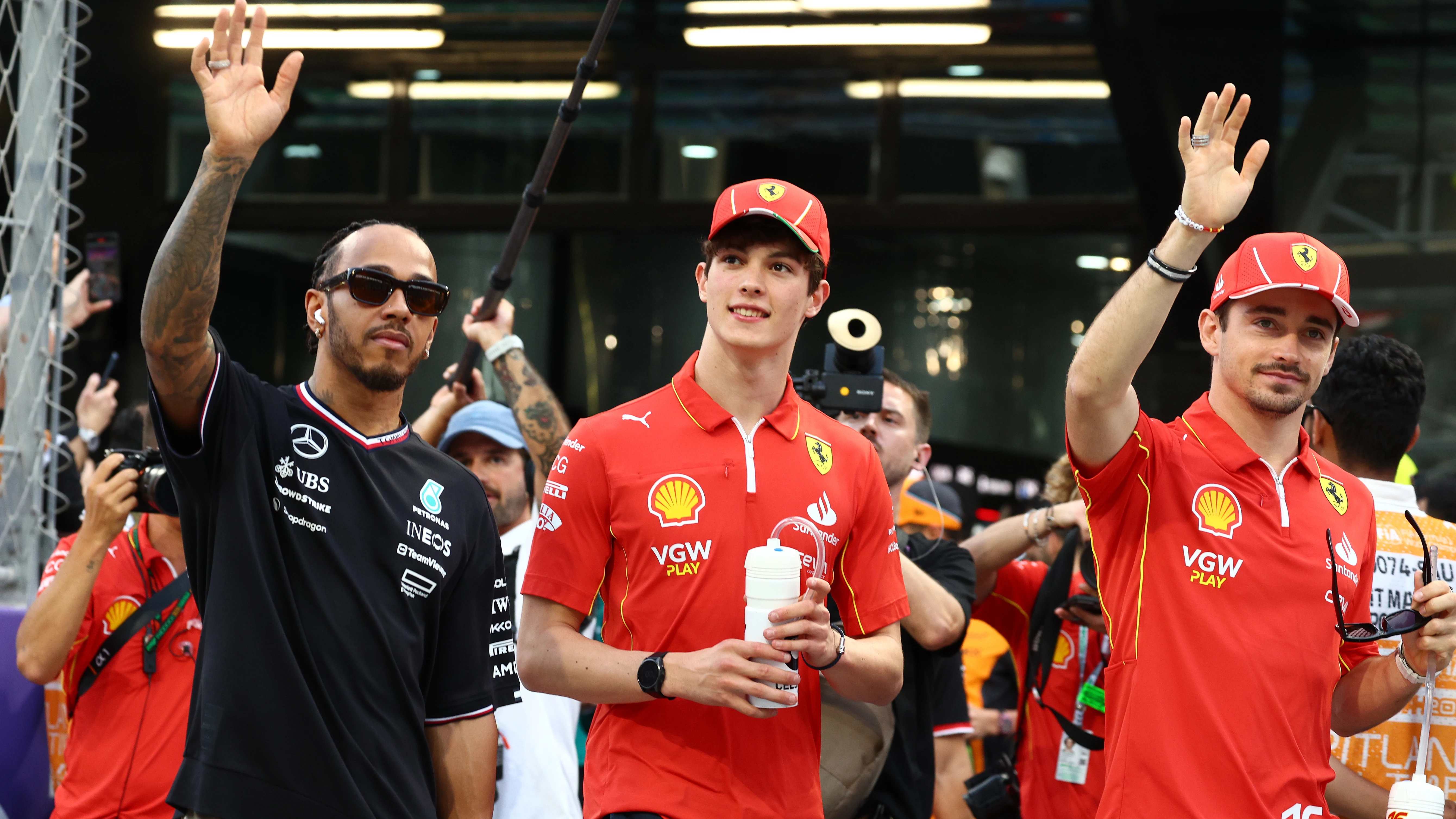 Lewis Hamilton, Oliver Bearman y Charles Leclerc