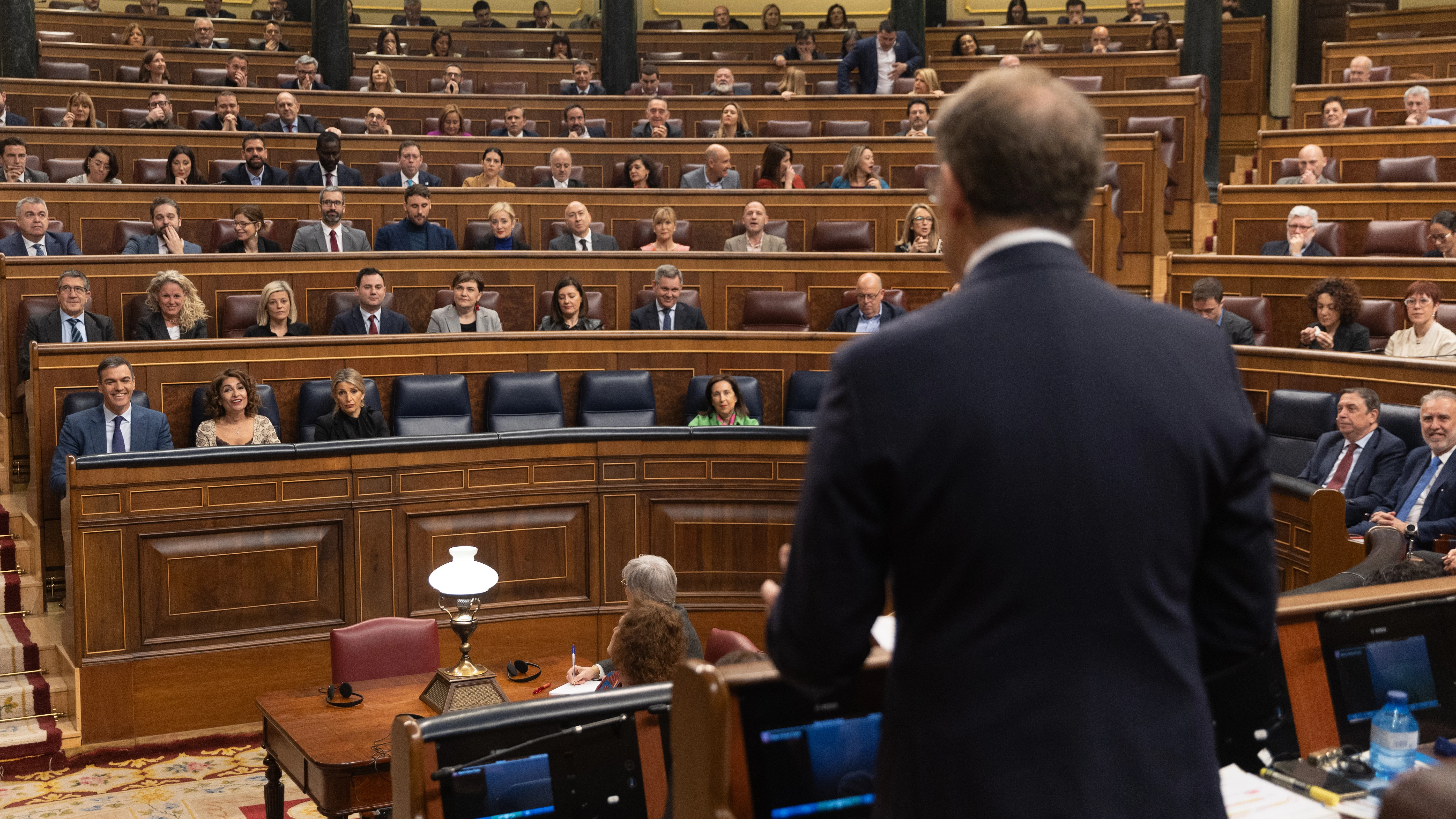 El líder del PP, Alberto Núñez Feijóo, interviene durante la sesión de control en el Congreso 