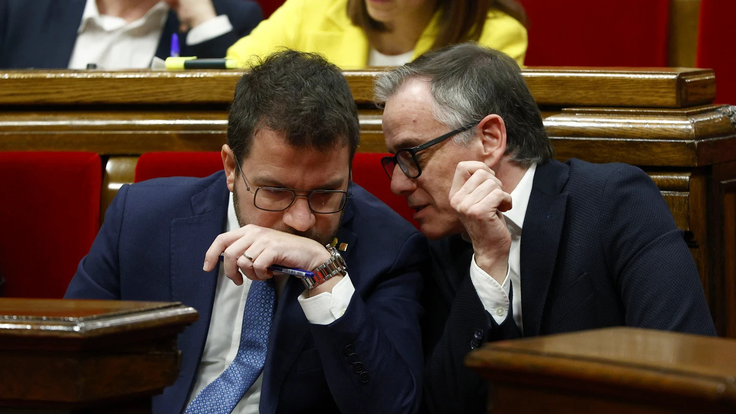 El president de la Generalitat, Pere Aragonès, dialoga con el portavoz de ERC, Josep Maria Jové, durante el debate de los Presupuestos de la Generalitat para el año 2024 El president de la Generalitat, Pere Aragonès, dialoga con el portavoz de ERC, Josep Maria Jové, durante el debate de los Presupuestos de la Generalitat para el año 2024