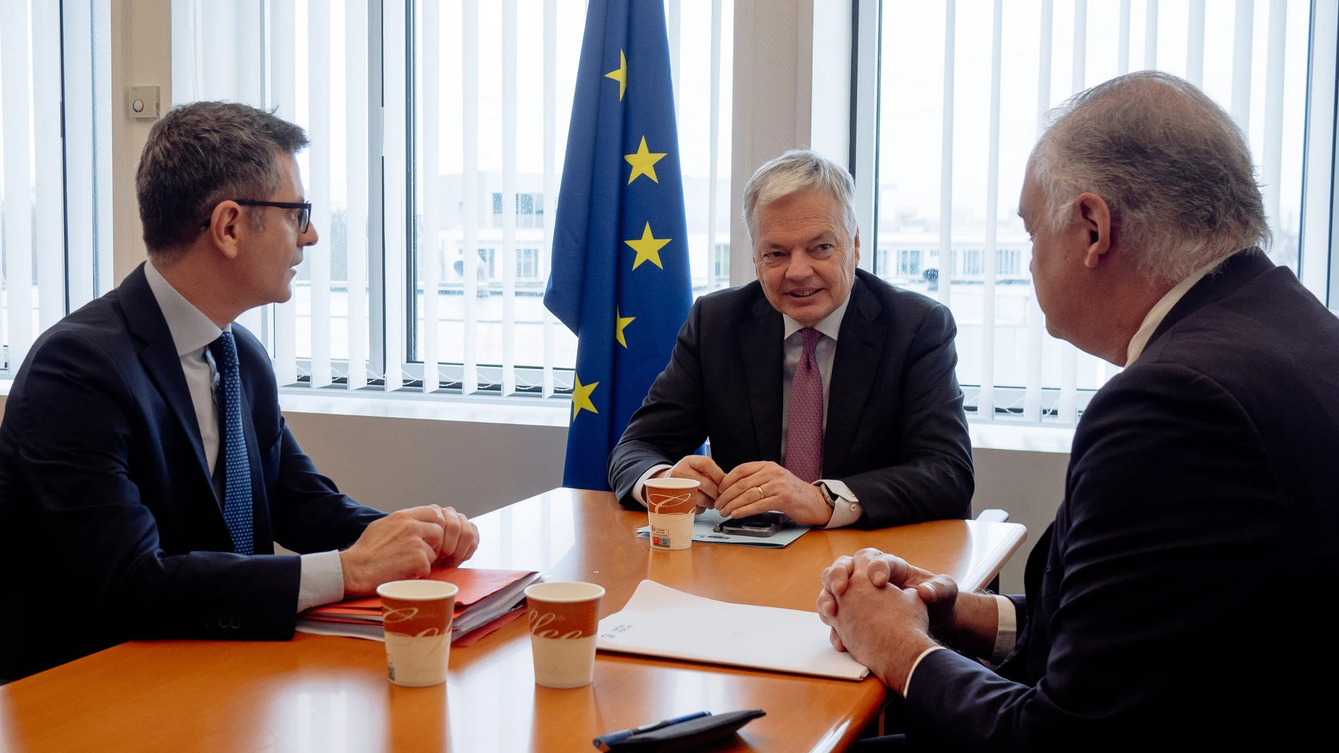 El comisario europeo de Justicia, Didier Reynders, se reúne con Félix Bolaños y con Esteban González Pons