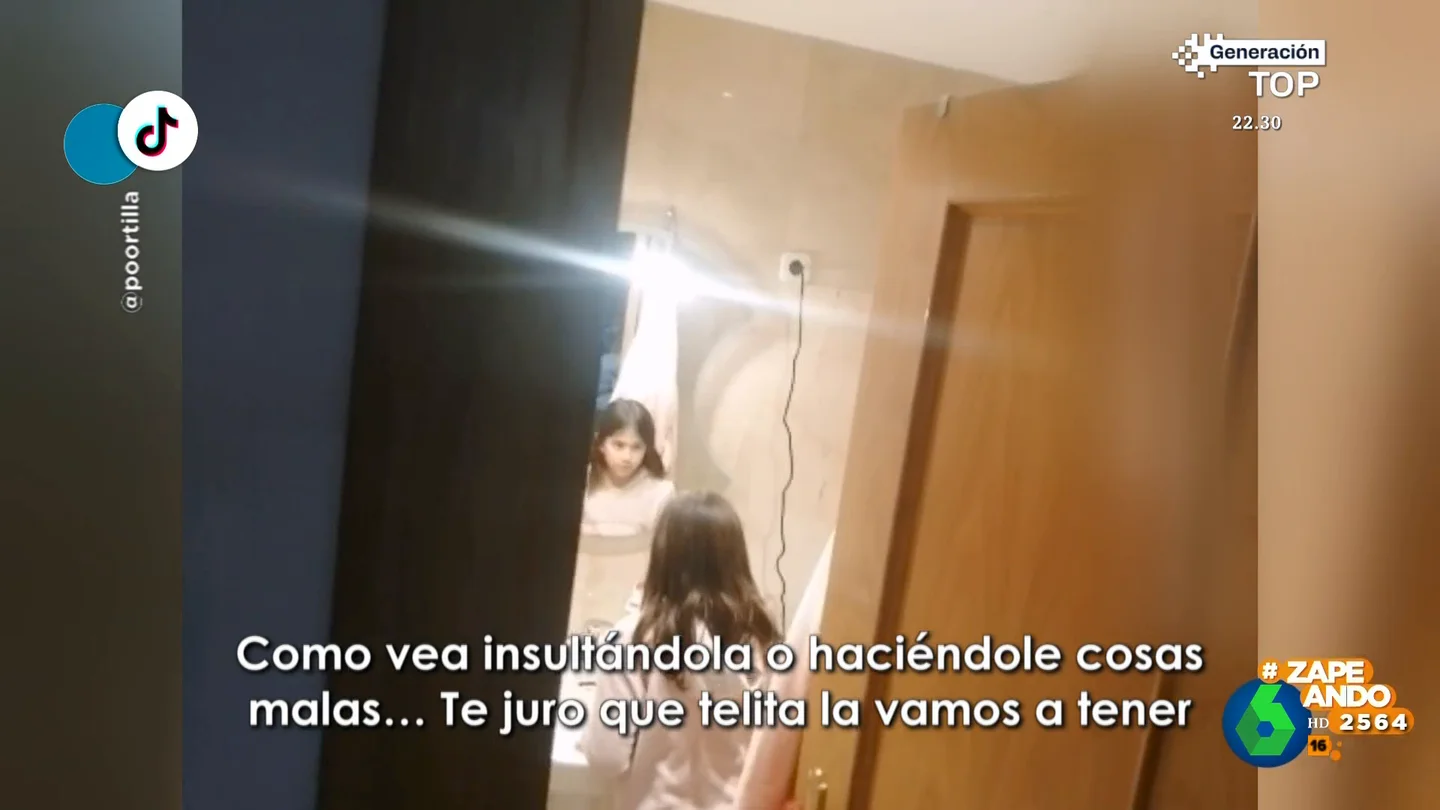 así 'entrena' una niña frente al espejo para defender a su amiga en el colegio "Como te vea insultándola o haciéndole cosas malas, te juro que telita la vamos a tener", advierte esta pequeña frente al espejo en un vídeo que se ha vuelto viral y que comentan Dani Mateo, Cristina Pedroche y Ares Teixidó en Zapeando.
