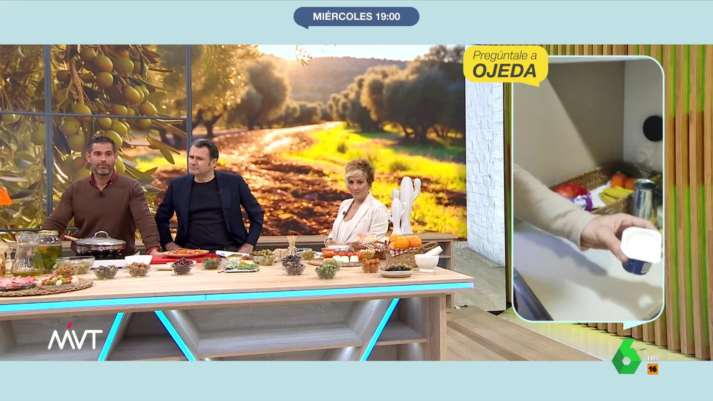 Pablo Ojeda responde rotundo a un espectador que no se come el líquido del yogur Pablo Ojeda estrena consultorio de nutrición, 'Pregúntale a Ojeda', y en este vídeo responde a las dudas de los espectadores sobre el líquido del yogur, cómo conservar la crema de cacao casera y si el bizcocho casero engorda más que el de la tienda.