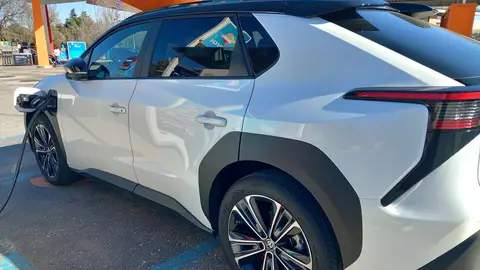 Toyota bZ4X Un Toyota bZ4X recargando baterías.
