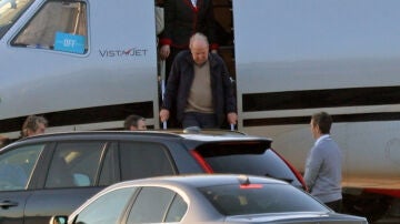 El rey emérito baja del avión tras aterrizar este miércoles en Vigo, desde donde viajará a Sanxenxo.