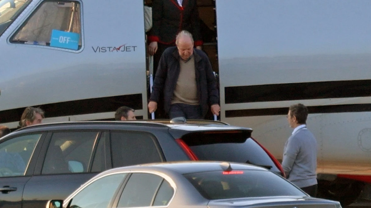 El rey emérito baja del avión tras aterrizar este miércoles en Vigo, desde donde viajará a Sanxenxo.