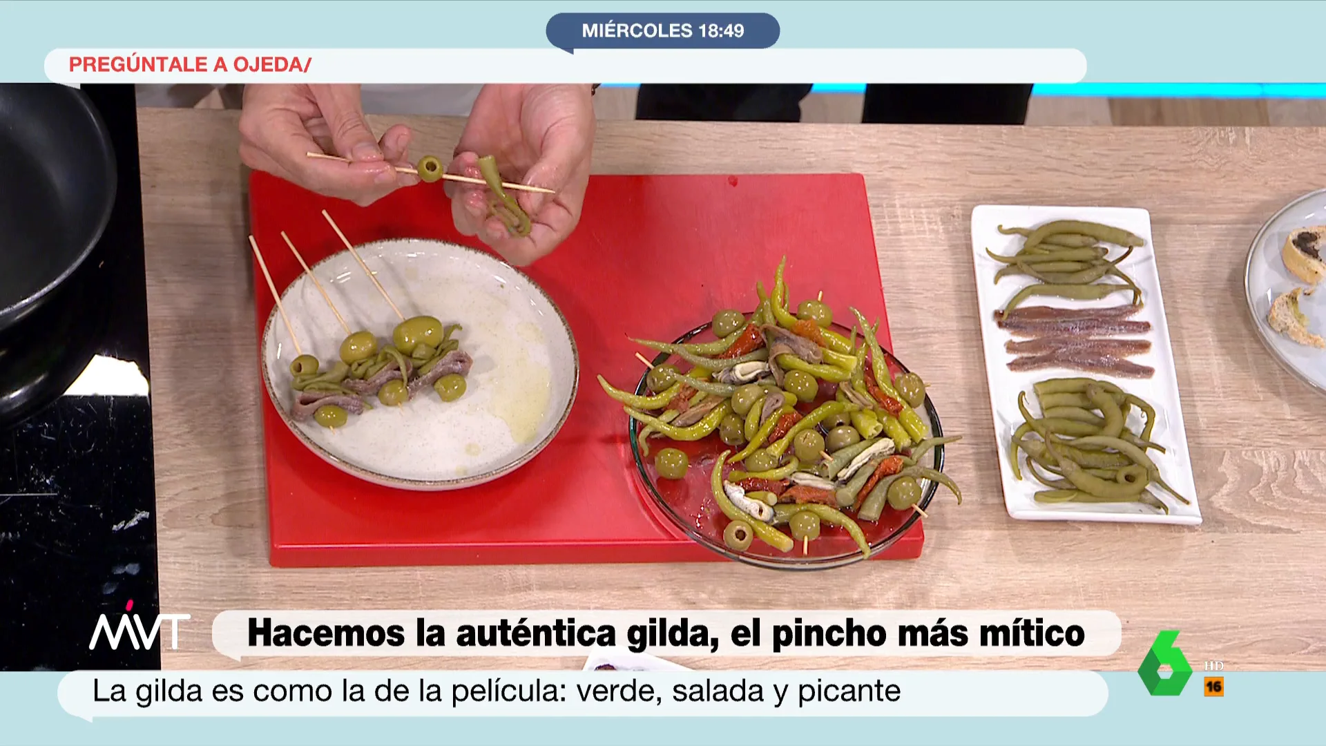 Pablo Ojeda analiza todas las cualidades de la aceituna y prepara uno de los pinchos más conocidos con este alimento: la gilda. En este vídeo, explica paso a paso cómo se coloca la aceituna, las piparras y la anchoa que forma este manjar.