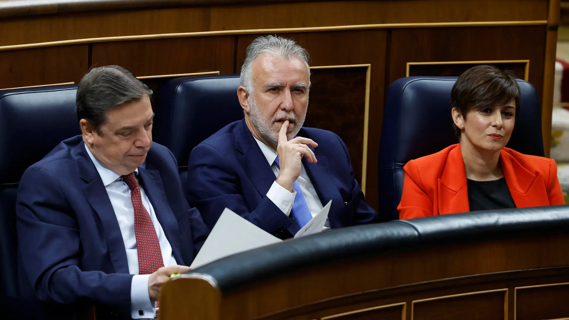 Los ministros de Agricultura, Luis Planas, y de Política Territorial y Memoria Democrática, Ángel Víctor Torres (c), junto a la ministra de Vivienda y Agenda Urbana, Isabel Rodríguez, durante la sesión de control al Gobierno celebrada este miércoles en el Congreso
