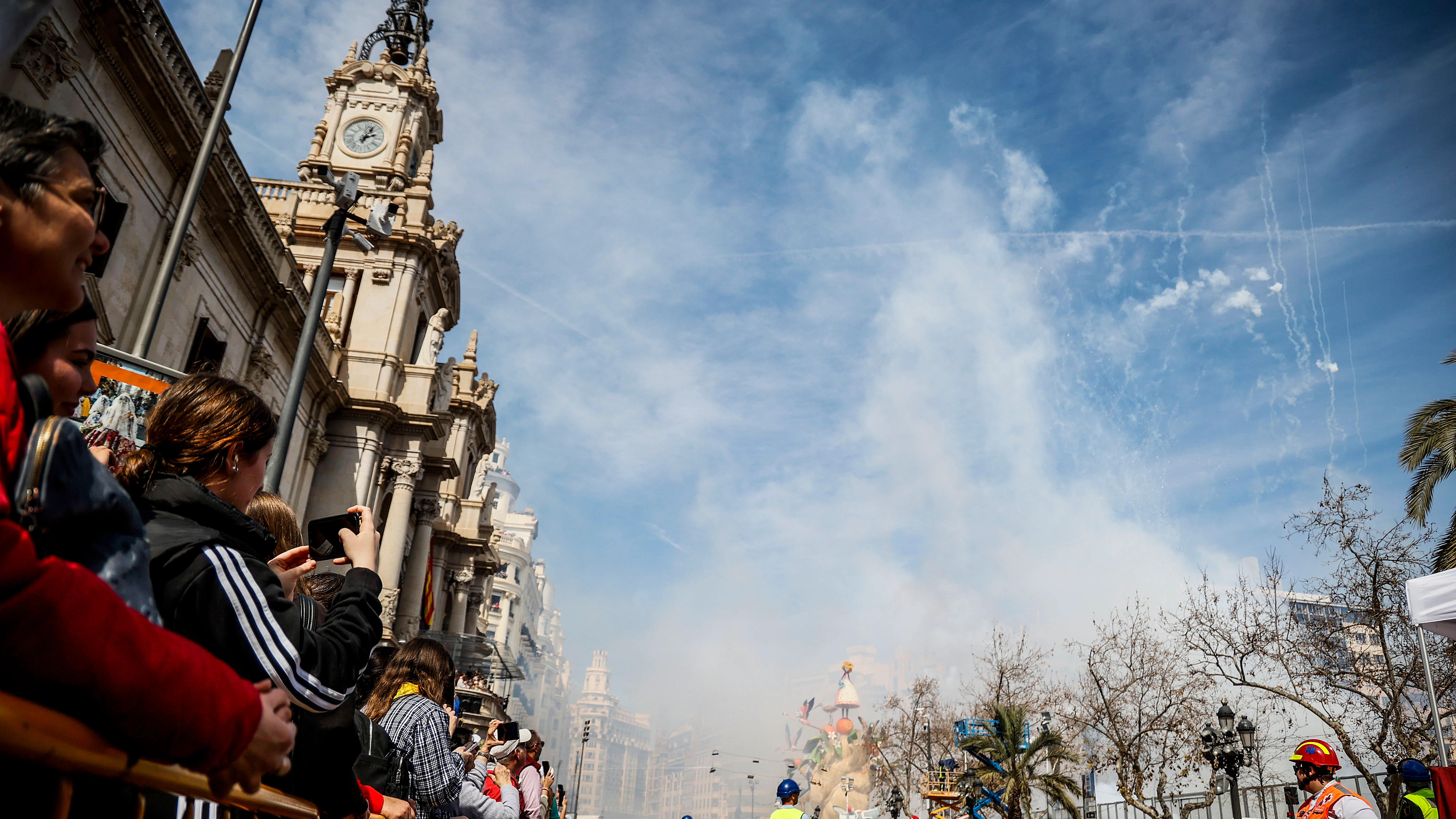 Decenas de personas durante la mascletà de la pirotecnia Crespo, en la plaza del Ayuntamiento de Valenciana, a 17 de marzo de 2023, en Madrid (España). 