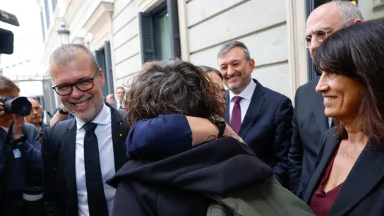 La diputada de Junts Miriam Nogueras abraza a la diputada de ERC Teresa Jordá La diputada de Junts Miriam Nogueras abraza a la diputada de ERC Teresa Jordá