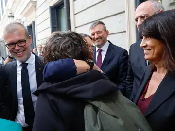 La diputada de Junts Miriam Nogueras abraza a la diputada de ERC Teresa Jordá