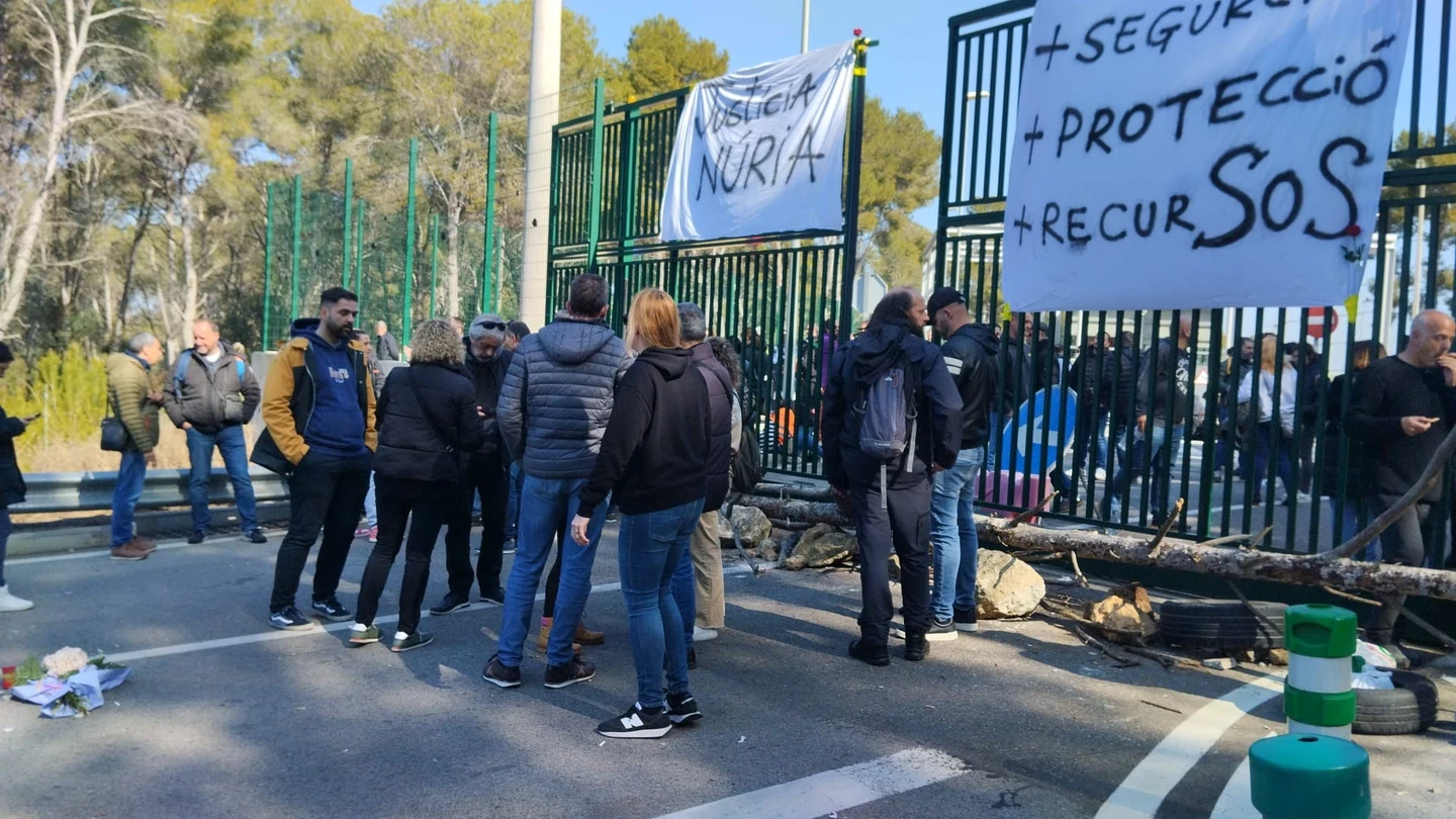 Funcionarios de prisiones bloquean la cárcel de Mas d'Enric en protesta por el asesinato de una cocinera Funcionarios de prisiones bloquean la cárcel de Mas d'Enric en protesta por el asesinato de una cocinera
