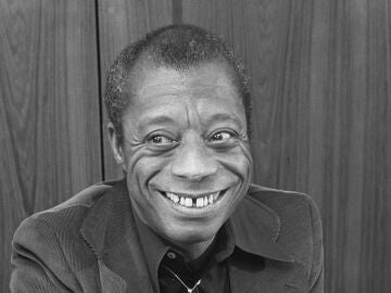 El novelista y dramaturgo James Baldwin