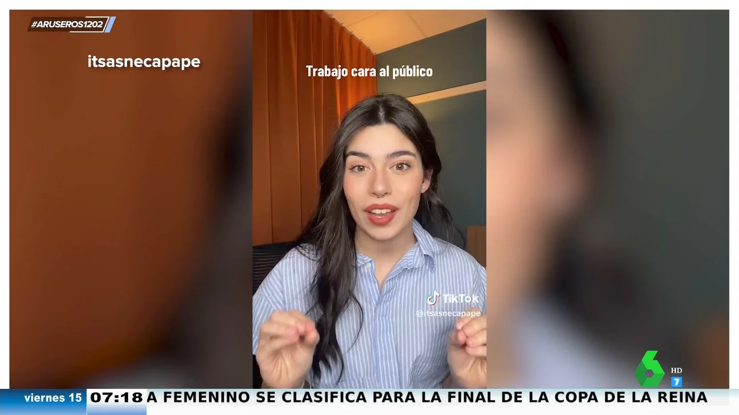 Una joven que trabaja cara a al público estalla contra quienes le tratan mal: "No nos pagan por aguantar a la gente" Una joven que trabaja cara a al público estalla contra quienes le tratan mal: "No nos pagan por aguantar a la gente"