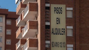 Cartel de alquiler de viviendas en la fachada de un edificio en Barcelona (archivo)