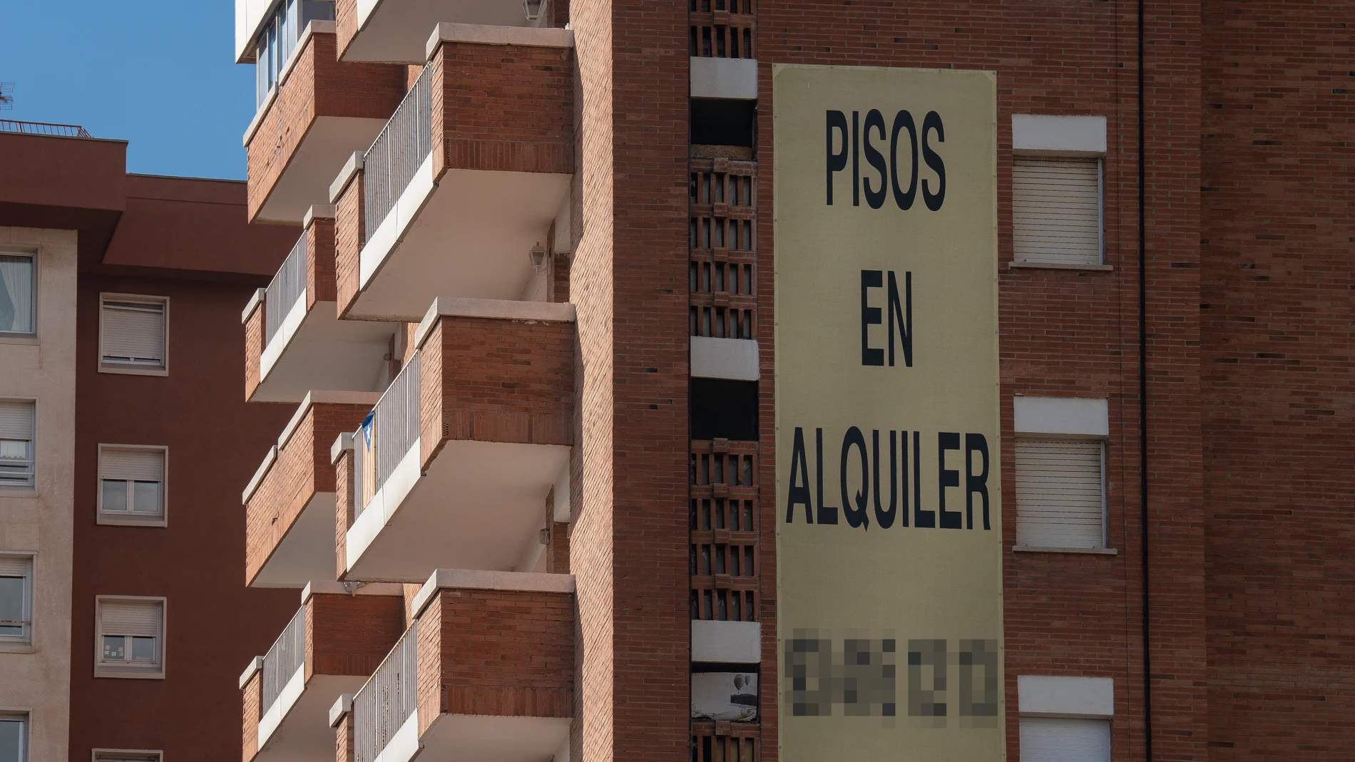Cartel de alquiler de viviendas en la fachada de un edificio en Barcelona (archivo)