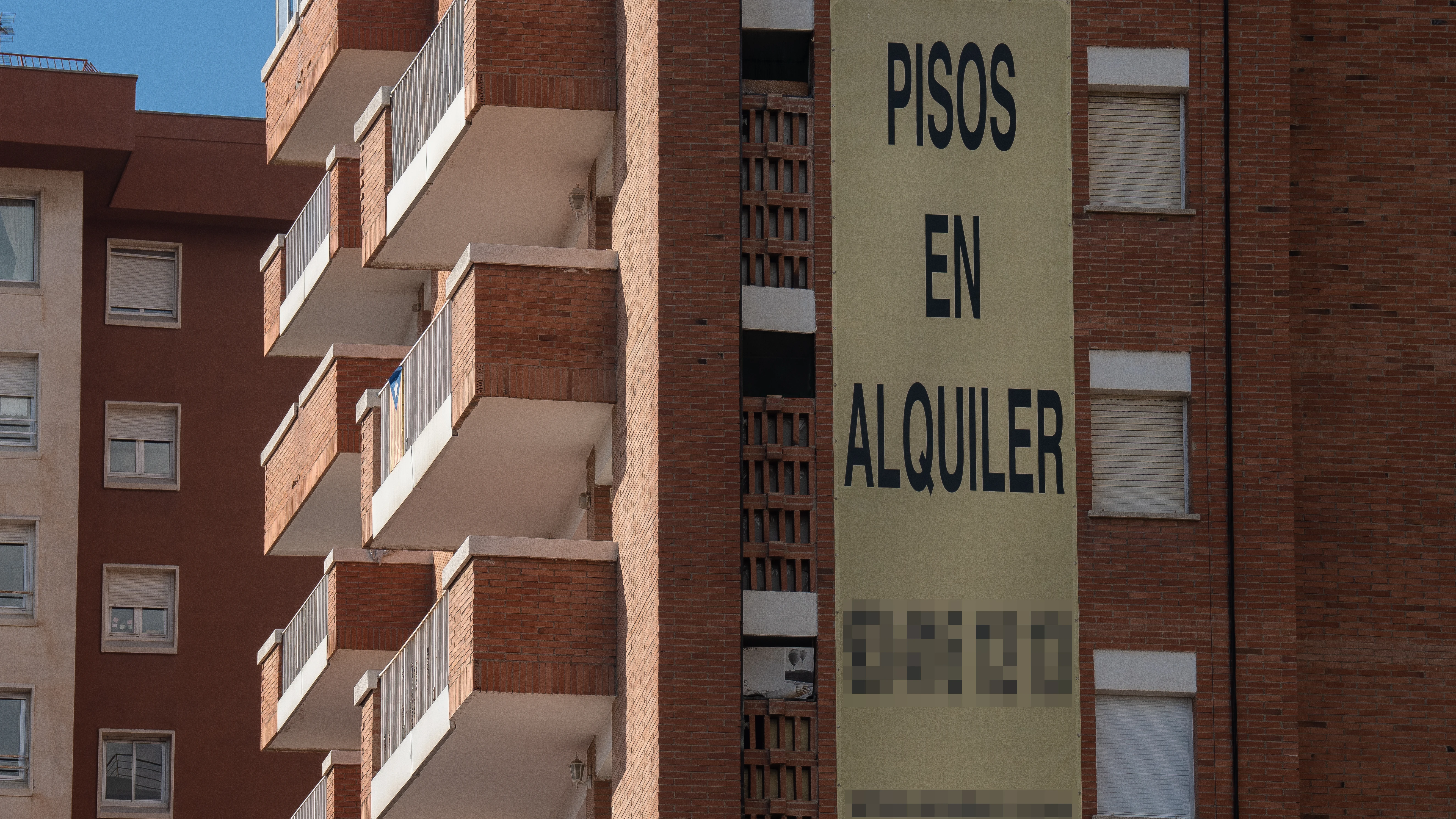 Cartel de alquiler de viviendas en la fachada de un edificio en Barcelona (archivo)