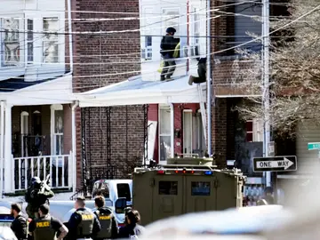 La policía rodea la casa donde un sospechoso se atrincheró y mantuvo rehenes después de matar a tiros a tres personas