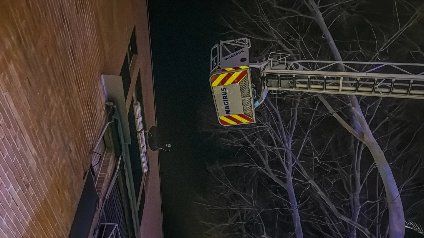 Los bomberos han rescatado a los intoxicados, han precintado la caldera y han ventilado las viviendas Los bomberos han rescatado a los intoxicados, han precintado la caldera y han ventilado las viviendas