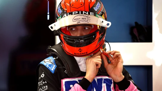 Esteban Ocon se coloca el casco Esteban Ocon se coloca el casco