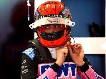 Esteban Ocon se coloca el casco
