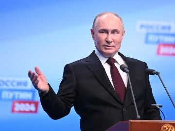 Vladimir Putin atiende a los medios tras su victoria en las elecciones