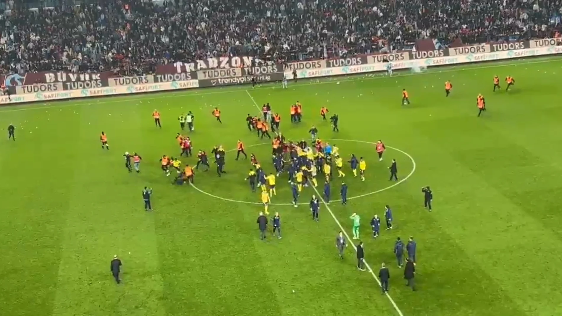 Pelea entre radicales del Trabzonspor y jugadores del Fenerbahçe