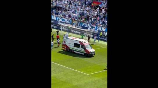 Una ambulancia entra en La Rosaleda para atender a Dioni Una ambulancia entra en La Rosaleda para atender a Dioni