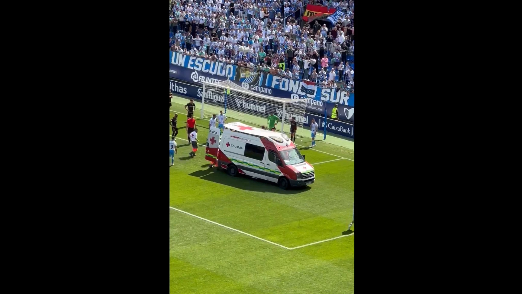 Una ambulancia entra en La Rosaleda para atender a Dioni