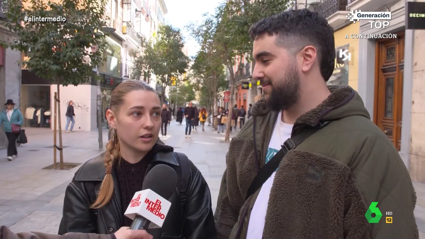 El incómodo momento en que un chico confiesa cómo llama cariñosamente a su pareja El Intermedio sale a la calle en busca de los motes cariñosos que usan los españoles y descubre algunos tan curiosos como "monete", "caballito de mar" y otros menos 'agradables' para quien los recibe. Los testimonios, en este vídeo.