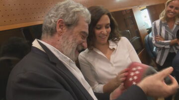 El jefe de gabinete de Ayuso, Miguel Ángel Rodríguez, con la presidenta de la Comunidad de Madrid