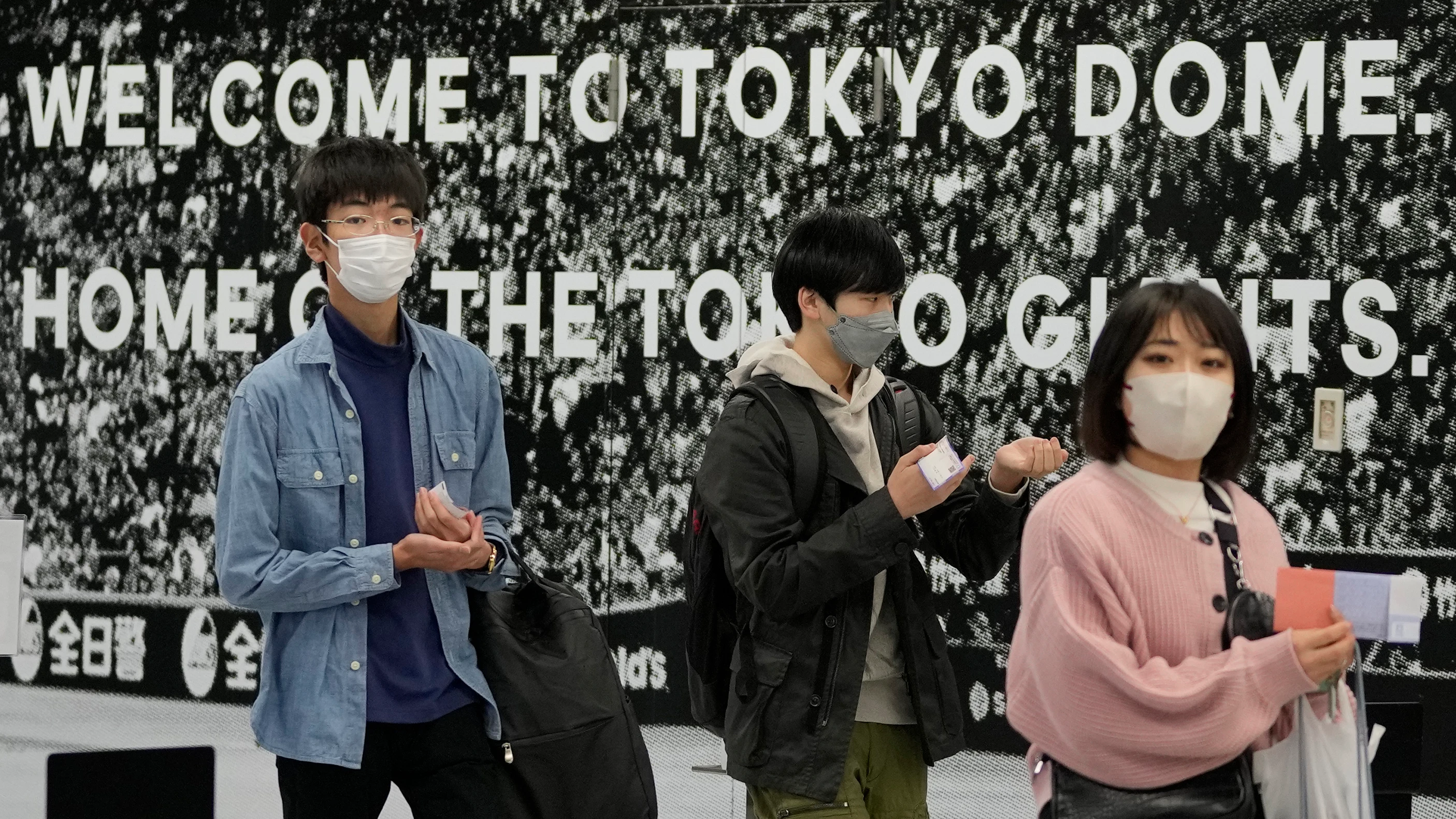 Varias personas pasean por el Tokyo Dome (Japón)