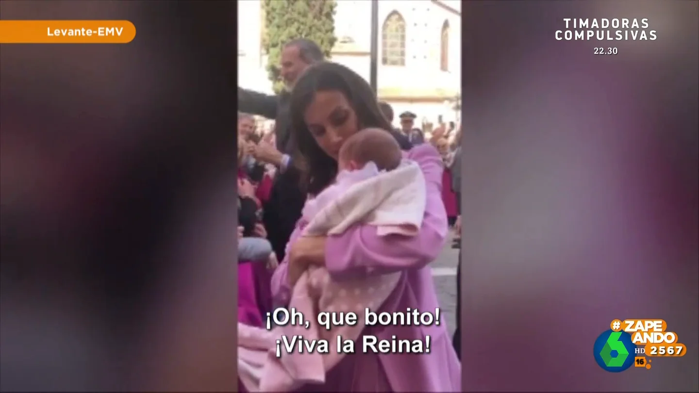 El gesto de la reina Letizia con un bebé que entusiasma a los vecinos de Gandía: "¡Qué bonito!" El gesto de la reina Letizia con un bebé que entusiasma a los vecinos de Gandía: "¡Qué bonito!"