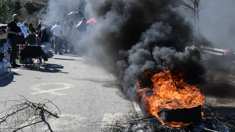 Ruedas quemadas en el acceso a la cárcel de Puig de les Basses, a 18 de marzo de 2024, en Figueres, Girona, Catalunya (España).