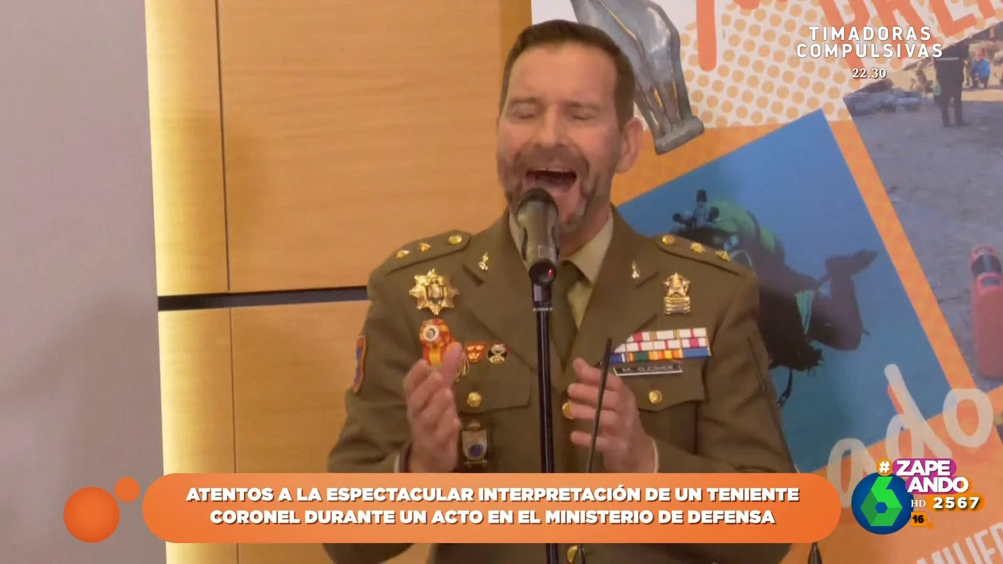 La espectacular interpretación de un teniente coronel durante un acto en el Ministerio de Defensa La espectacular interpretación de un teniente coronel durante un acto en el Ministerio de Defensa