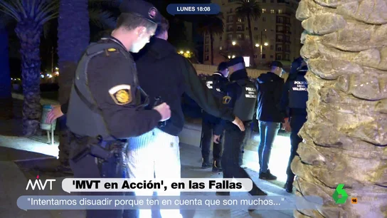 'Más Vale Tarde' acompaña a la Policía a una mascletá clandestina en las Fallas Más Vale Tarde' patrulla con la USAV, un grupo de seguridad ciudadana de la Policía de Valencia, y es testigo del operativo de seguridad en una noche de Fallas. En este vídeo, se enfrentan a un grupo que les lanza petardos en una mascletá clandestina.