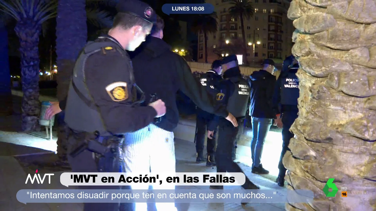 'Más Vale Tarde' acompaña a la Policía a una mascletá clandestina en las Fallas Más Vale Tarde' patrulla con la USAV, un grupo de seguridad ciudadana de la Policía de Valencia, y es testigo del operativo de seguridad en una noche de Fallas. En este vídeo, se enfrentan a un grupo que les lanza petardos en una mascletá clandestina.