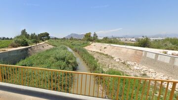 Imagen del lugar en el que desapareció un menor tras meterse en el río Segura en Almoradí (Alicante)