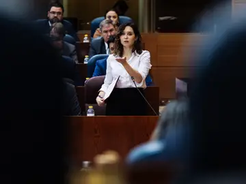 La presidenta de la Comunidad de Madrid, Isabel Díaz Ayuso, interviene durante una sesión plenaria en la Asamblea de Madrid