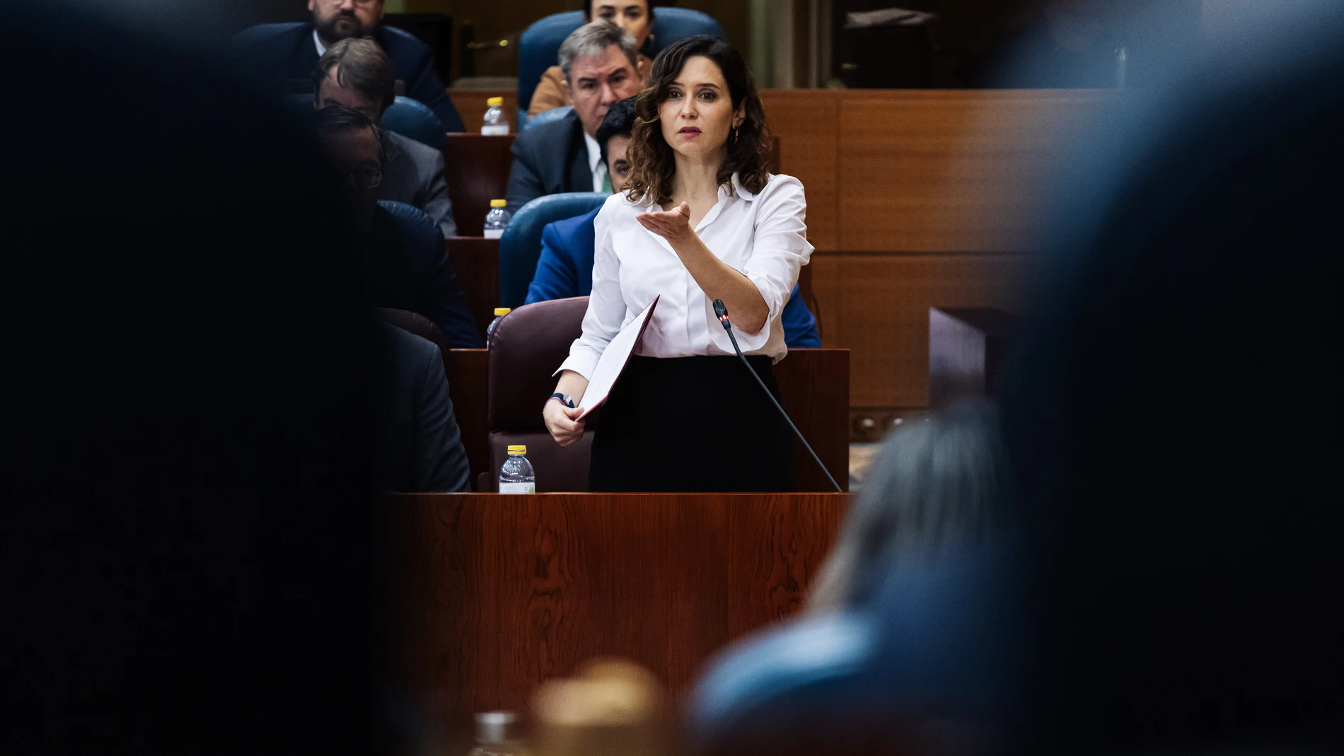 La presidenta de la Comunidad de Madrid, Isabel Díaz Ayuso, interviene durante una sesión plenaria en la Asamblea de Madrid