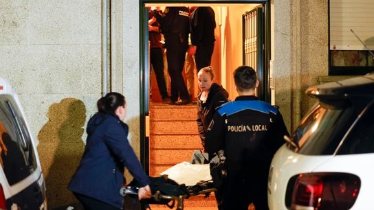 Agentes de la Policía Nacional y Local transportan el cadáver de una mujer supuestamente asesinada a manos de su pareja, este martes en Ribeira, A Coruña. Agentes de la Policía Nacional y Local transportan el cadáver de una mujer supuestamente asesinada a manos de su pareja, este martes en Ribeira, A Coruña.