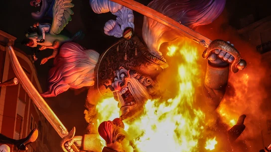 Una falla, de un barco con piratas, es quemada durante la Cremá, a 19 de marzo de 2022, en Valencia, Comunidad Valenciana, (España). Una falla, de un barco con piratas, es quemada durante la Cremá, a 19 de marzo de 2022, en Valencia, Comunidad Valenciana, (España).