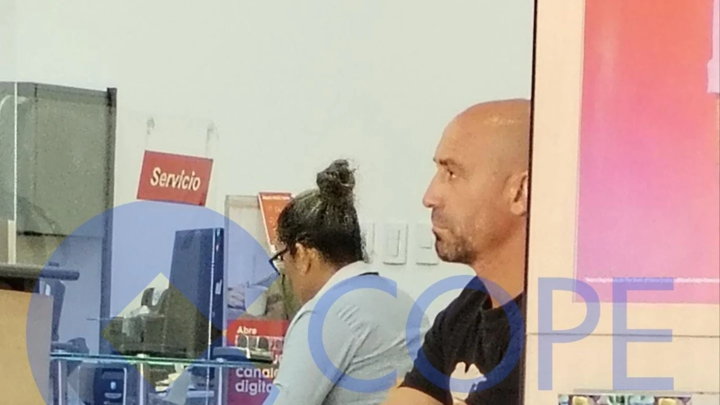 Localizan a Luis Rubiales en Punta Cana mientras la Guardia Civil registra su casa en Granada Localizan a Luis Rubiales en Punta Cana mientras la Guardia Civil registra su casa en Granada